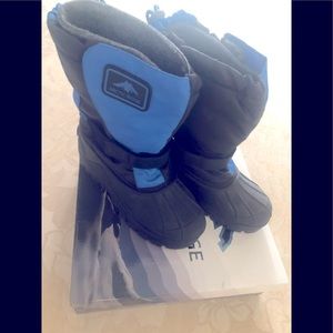 Kids snow boots size 6